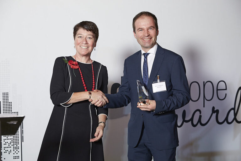26. Innovator Commended – Metrosoft. Accepted by Mateusz Derejski, presented by Catherine Doherty.jpg
